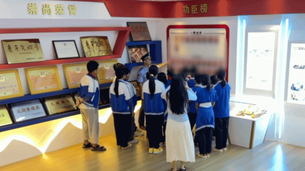 牛顺网 “老师，这面功臣榜不允许拍照”